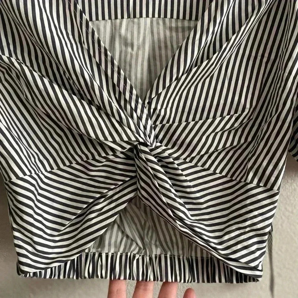 🆕Stripped Flounce Crop Top Twist Front S🆕 - Picture 4 of 10